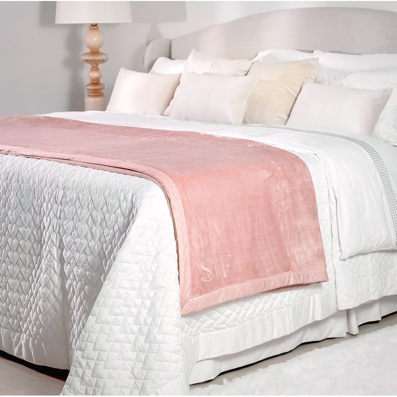 cobertor microfibra trussardi piemontesi rosa perla monograma ambientada sottile casa