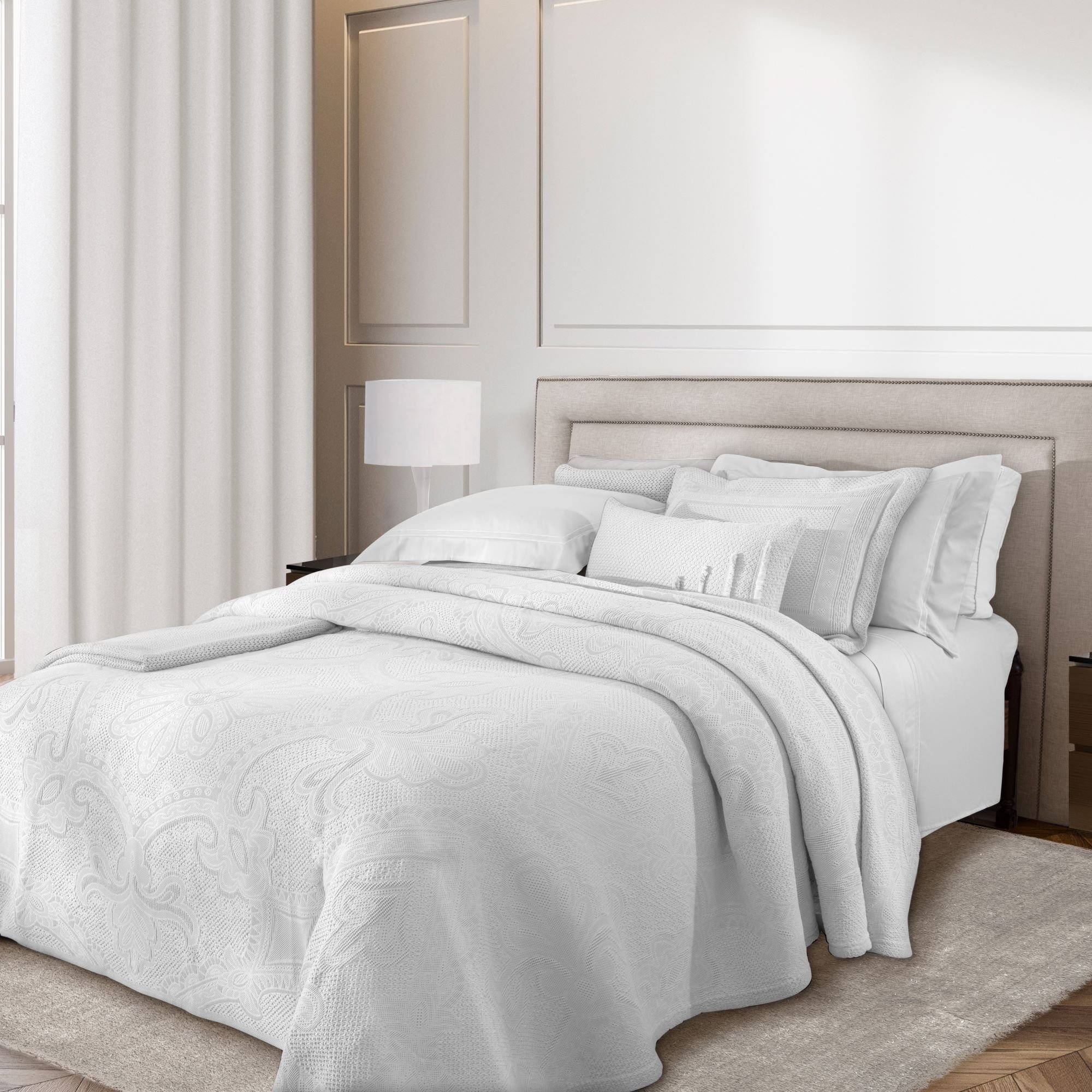 colcha c 2 porta travesseiros naturalle jacquard leopoldina branco sottile casa ambientada